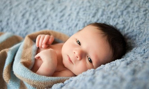 Почему новорожденный косит глазами в первые месяцы