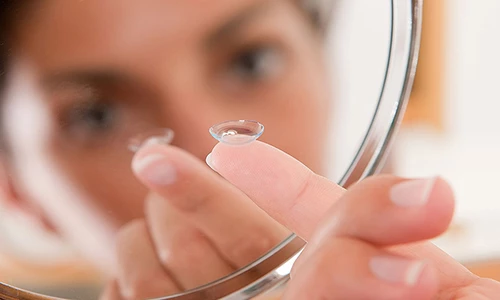 Почему щиплет глаза в линзах